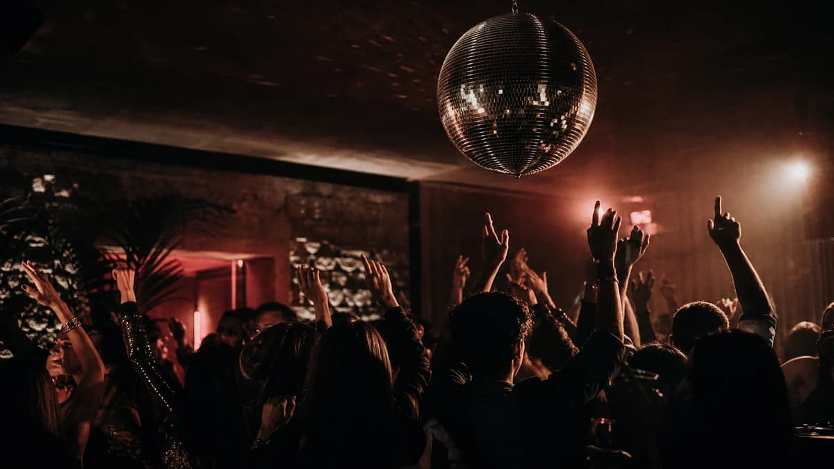 Persone che ballano a una festa privata